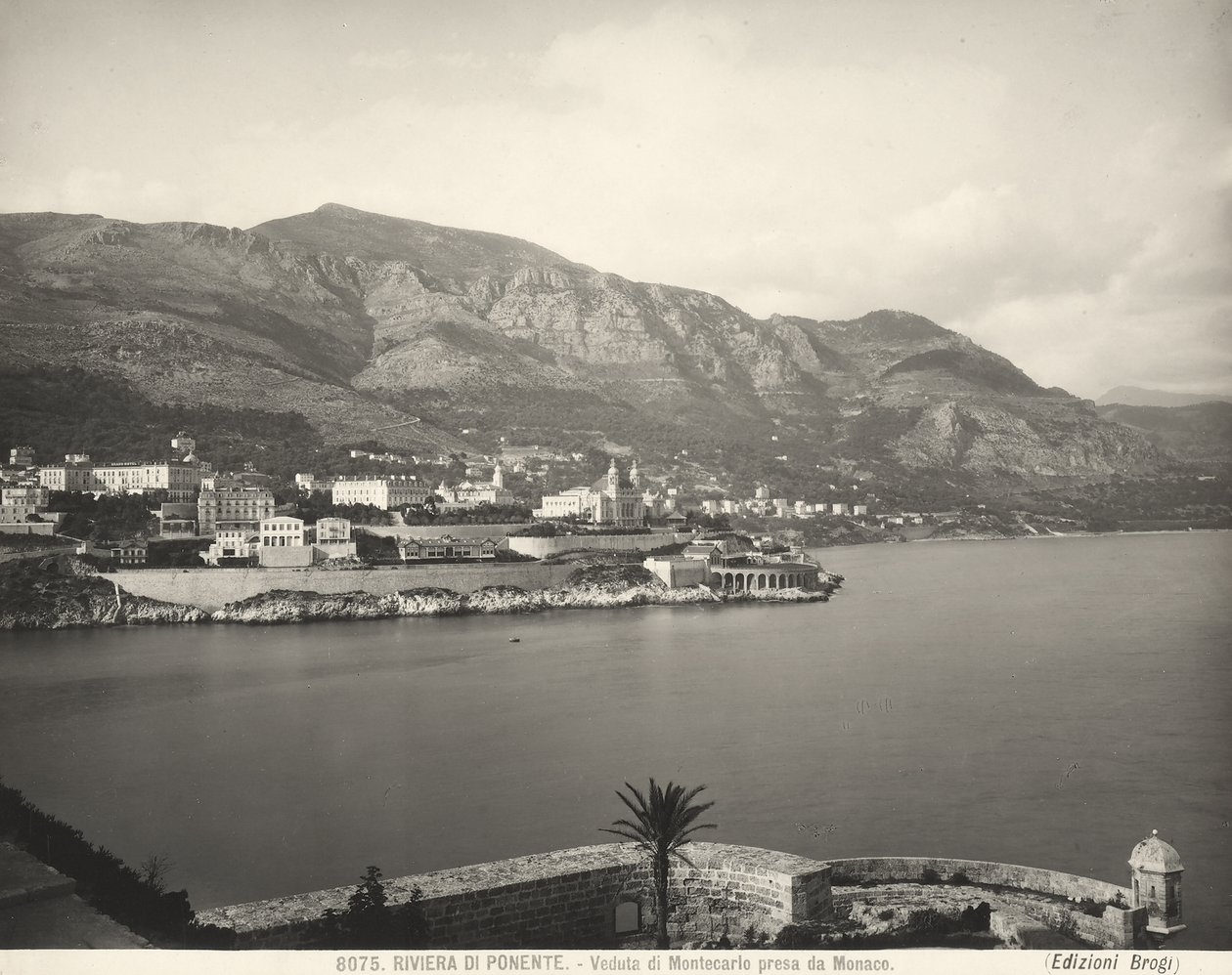 Vista de Montecarlo, resort com vista para o Mar da Ligúria. Os Alpes Marítimos erguem-se ao fundo. A fotografia foi tirada do Mónaco. de Giacomo Brogi