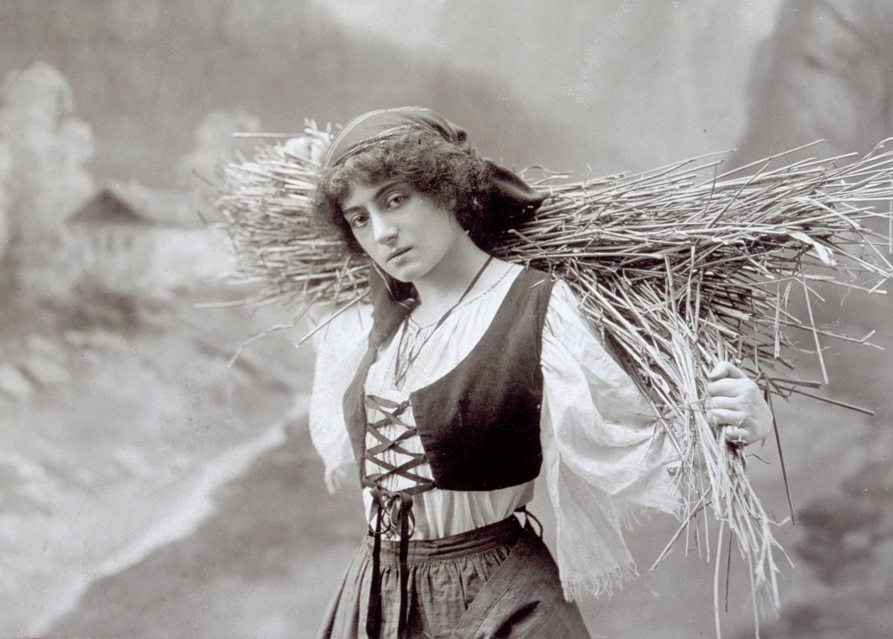 Jovem mulher em vestido tradicional carregando um pacote de palha (foto a p/b) de Giacomo Brogi