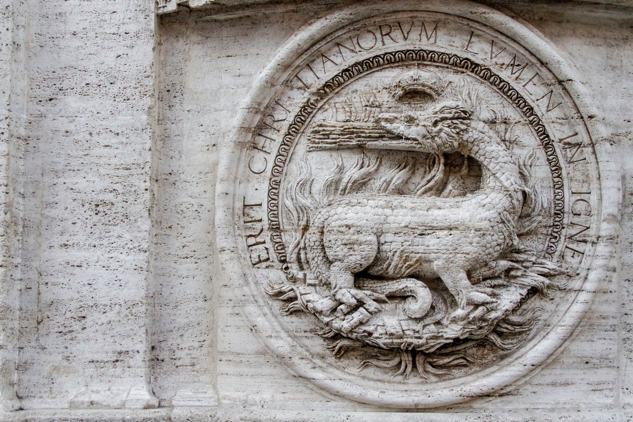 Brasão na fachada da igreja de São Luís de França de Giacomo della Porta