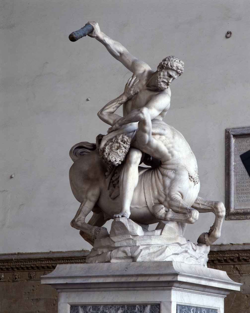 Hercules Killing the Centaur (mármore) (veja também 353893-4) de Giambologna