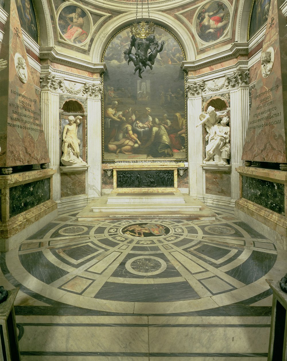 Vista interior da capela Chigi octogonal, iniciada por Rafael em 1513 e concluída após 1652 por Bernini de Gian Lorenzo Bernini