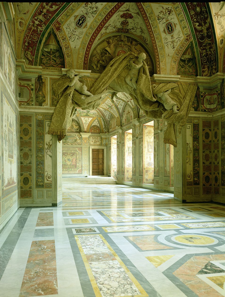 Interior com vista de anjos esculpidos de Gian Lorenzo Bernini