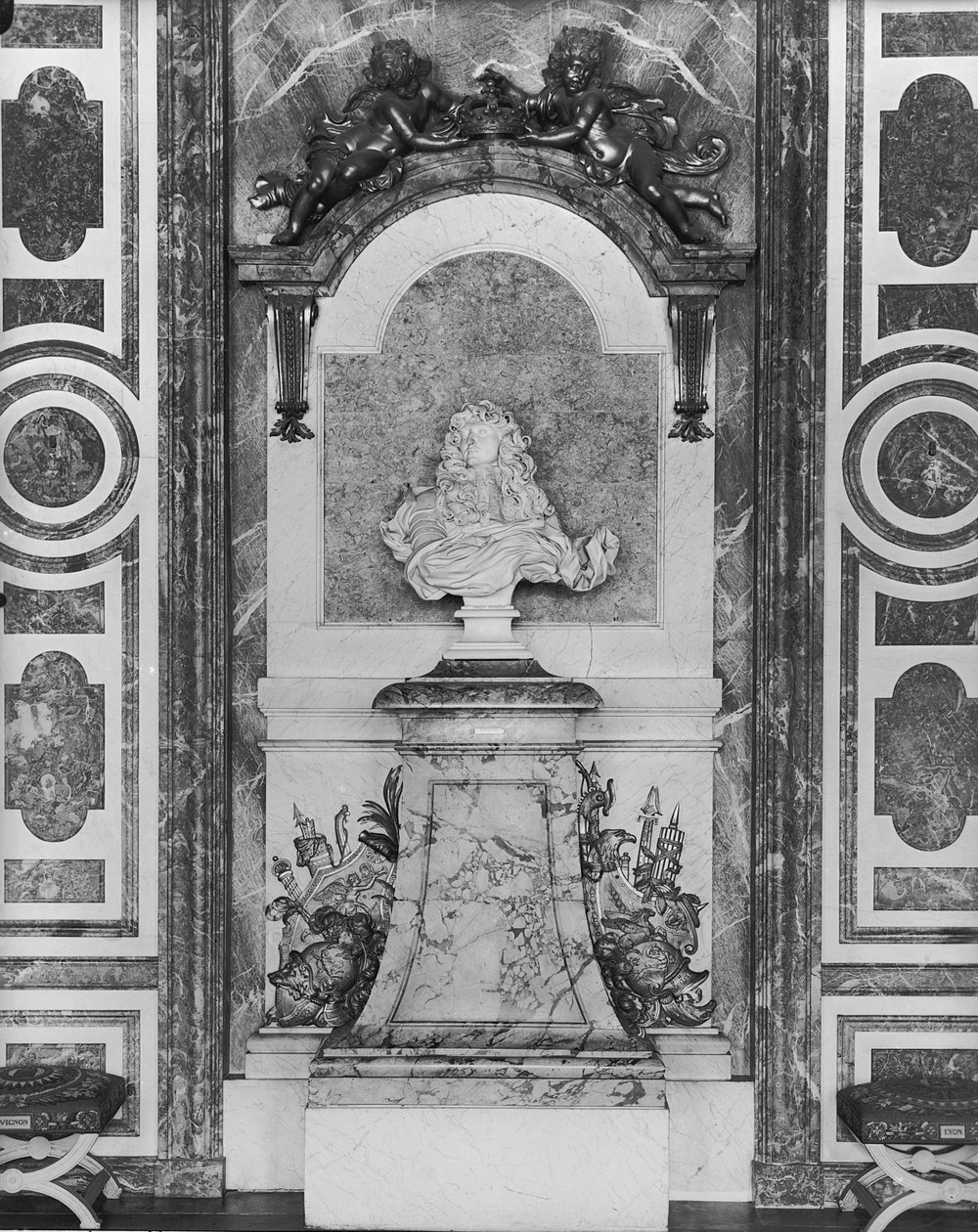 Busto de retrato de Louis XIV (1638-1715) (mármore) (ver também 90049) de Gian Lorenzo Bernini