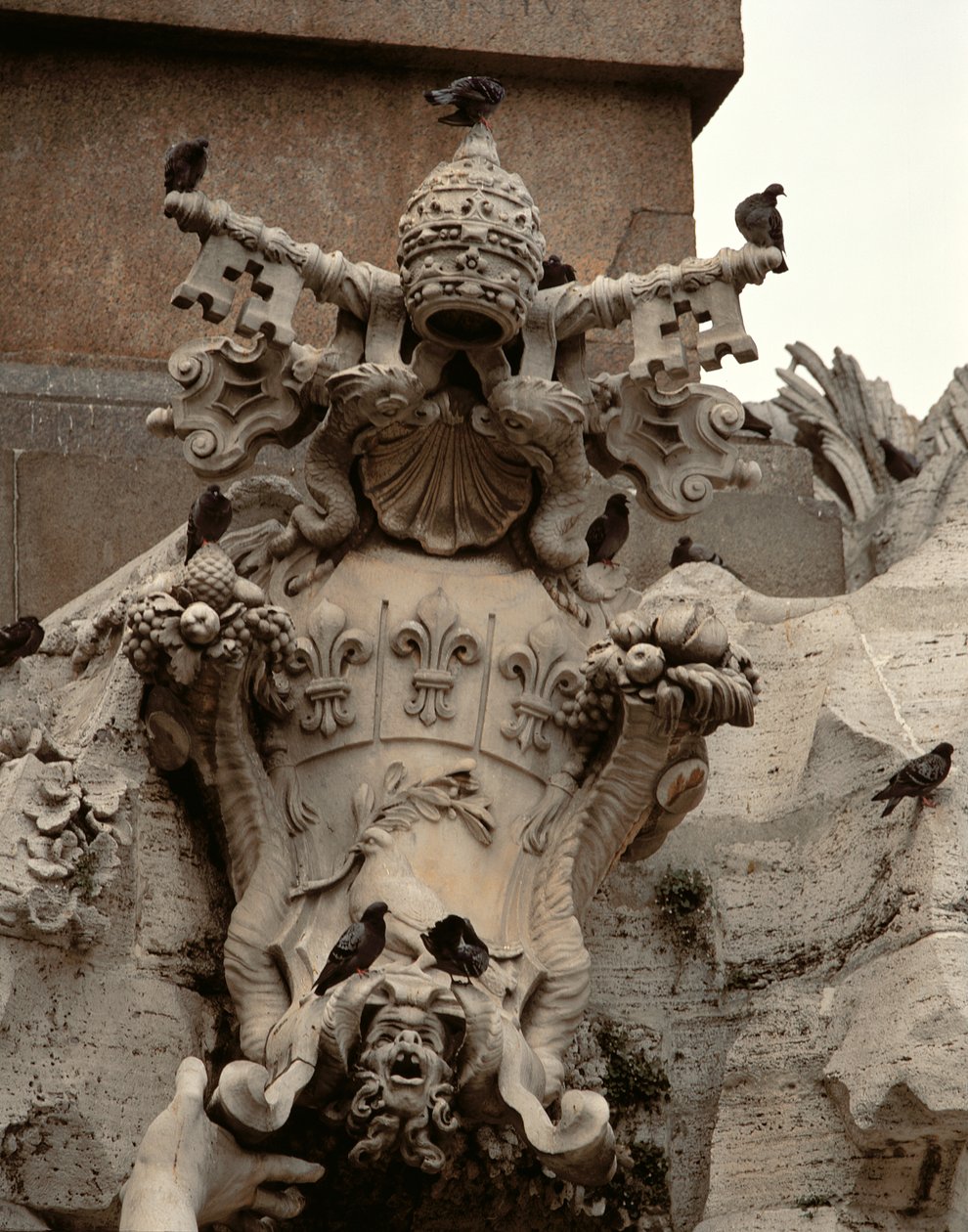 A Fonte dos Quatro Rios, detalhe do brasão de armas de Inocêncio X 1574-1655, 1648-51 pedra de Gian Lorenzo Bernini