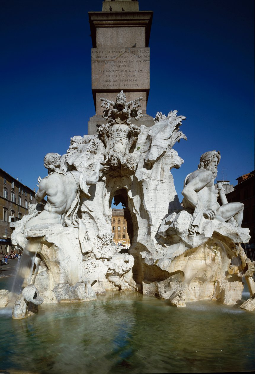 Vista da Fonte dos Quatro Rios. Escultura em mármore de Gian Lorenzo Bernini