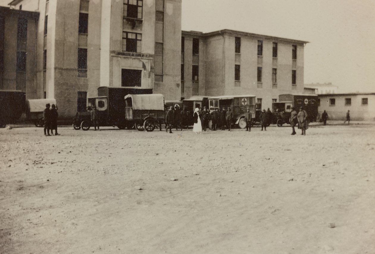 Álbum "Fotos da Segunda Guerra": Soldados italianos e ambulâncias da Cruz Vermelha em Gradisca Sagrado, Gorizia, Itália (foto a p/b) de Gigliucci Gigliucci