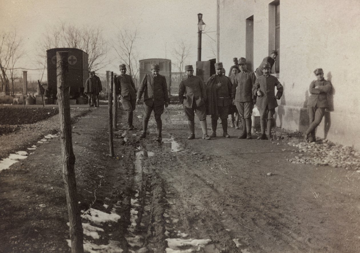 Álbum "Fotos da Segunda Guerra": Soldados italianos e ambulâncias da Cruz Vermelha em Gradisca Sagrado, Gorizia, Itália (foto a p/b) de Gigliucci Gigliucci