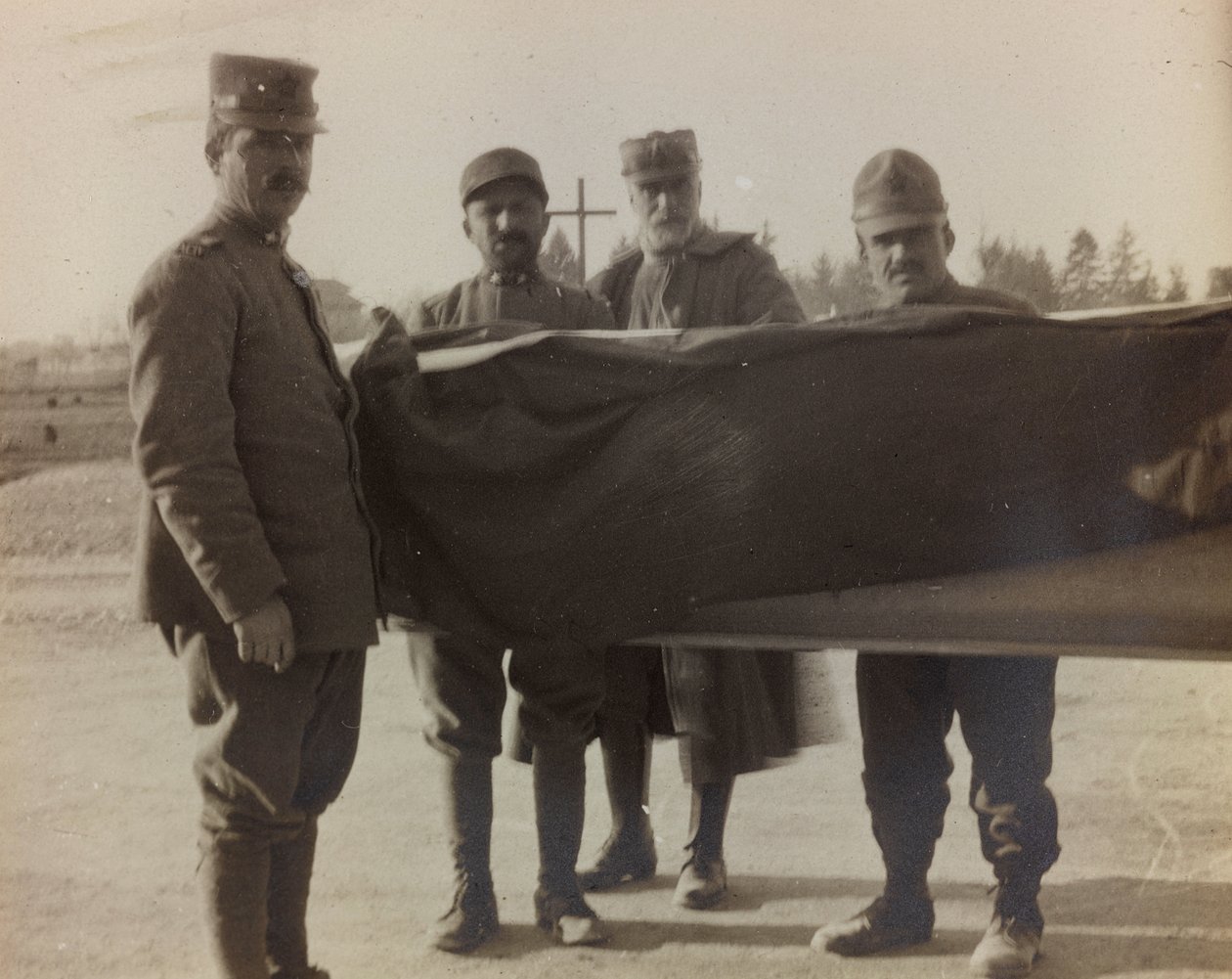 Álbum "Fotos da Segunda Guerra": Soldados italianos carregam o caixão de um caído da Grande Guerra (foto a p/b) de Gigliucci Gigliucci