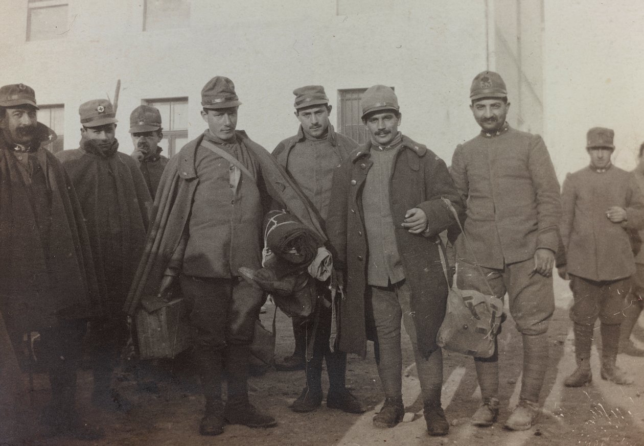 Álbum "Fotos da Segunda Guerra": Soldados italianos em Gradisca Sagrado, Gorizia, Itália (foto a p/b) de Gigliucci Gigliucci
