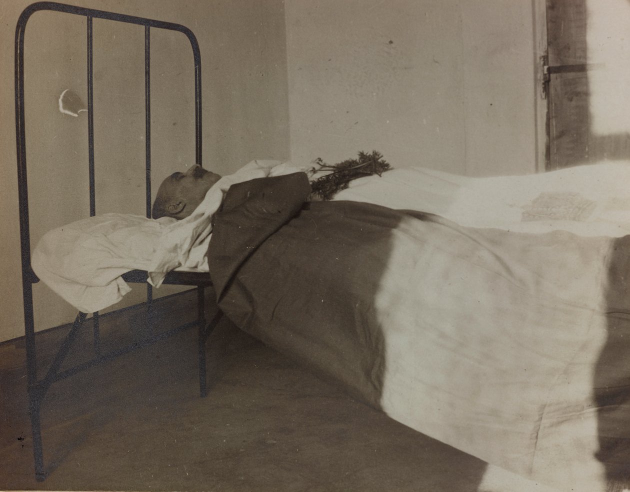 Álbum "Fotos da Segunda Guerra": uma queda da Grande Guerra na cama do hospital (foto a p/b) de Gigliucci Gigliucci
