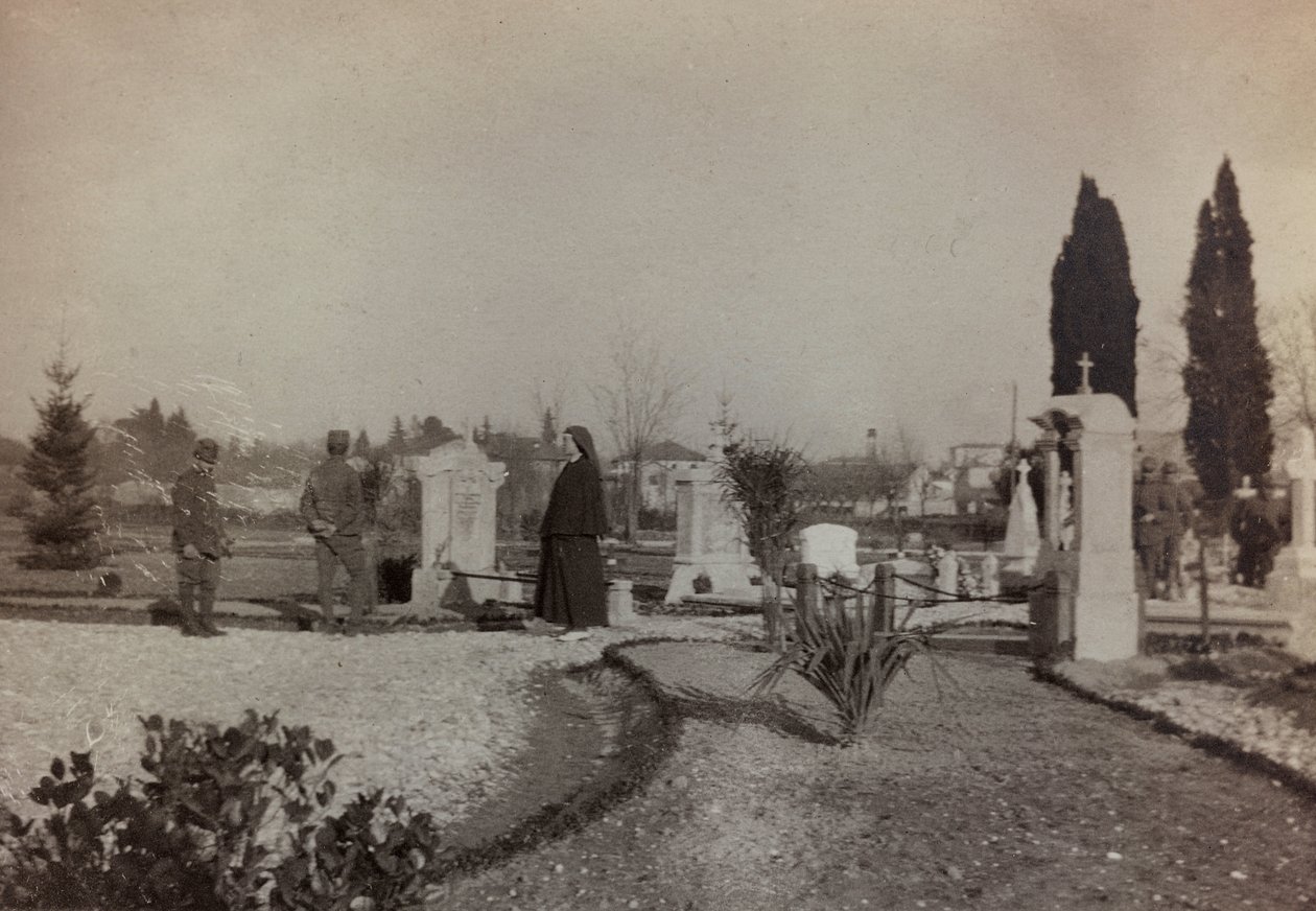 Álbum "Fotos da Segunda Guerra": soldados e Cruz Vermelha para visitar o cemitério de Gradisca (foto a p/b) de Gigliucci Gigliucci
