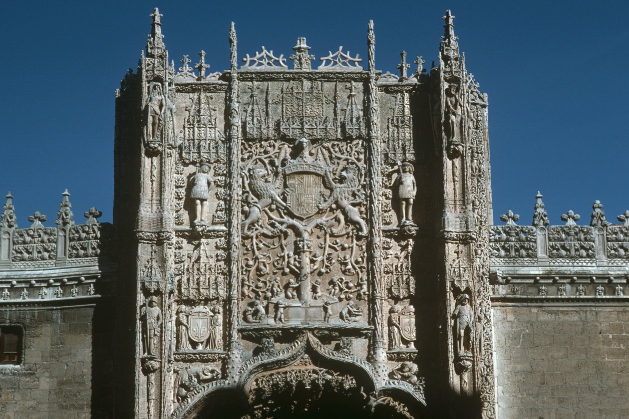 Fachada de Entrada (Museu Nacional de Escultura Religiosa) construída em 1488-96 de Gil de Siloe