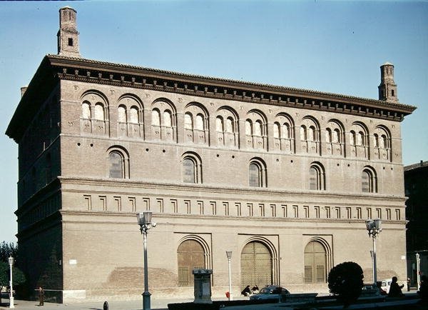 Exterior de La Lonja, construído em 1551 de Gil Morlanes