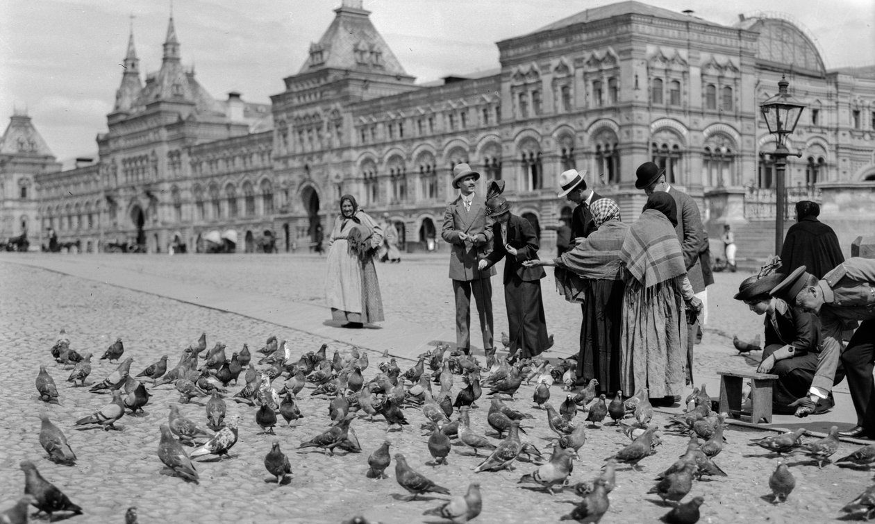 Pombos a alimentarem-se na Praça Vermelha, com as linhas de comércio superiores em pano de fundo. As linhas superiores de comércio... de Gilbert H. Grosvenor