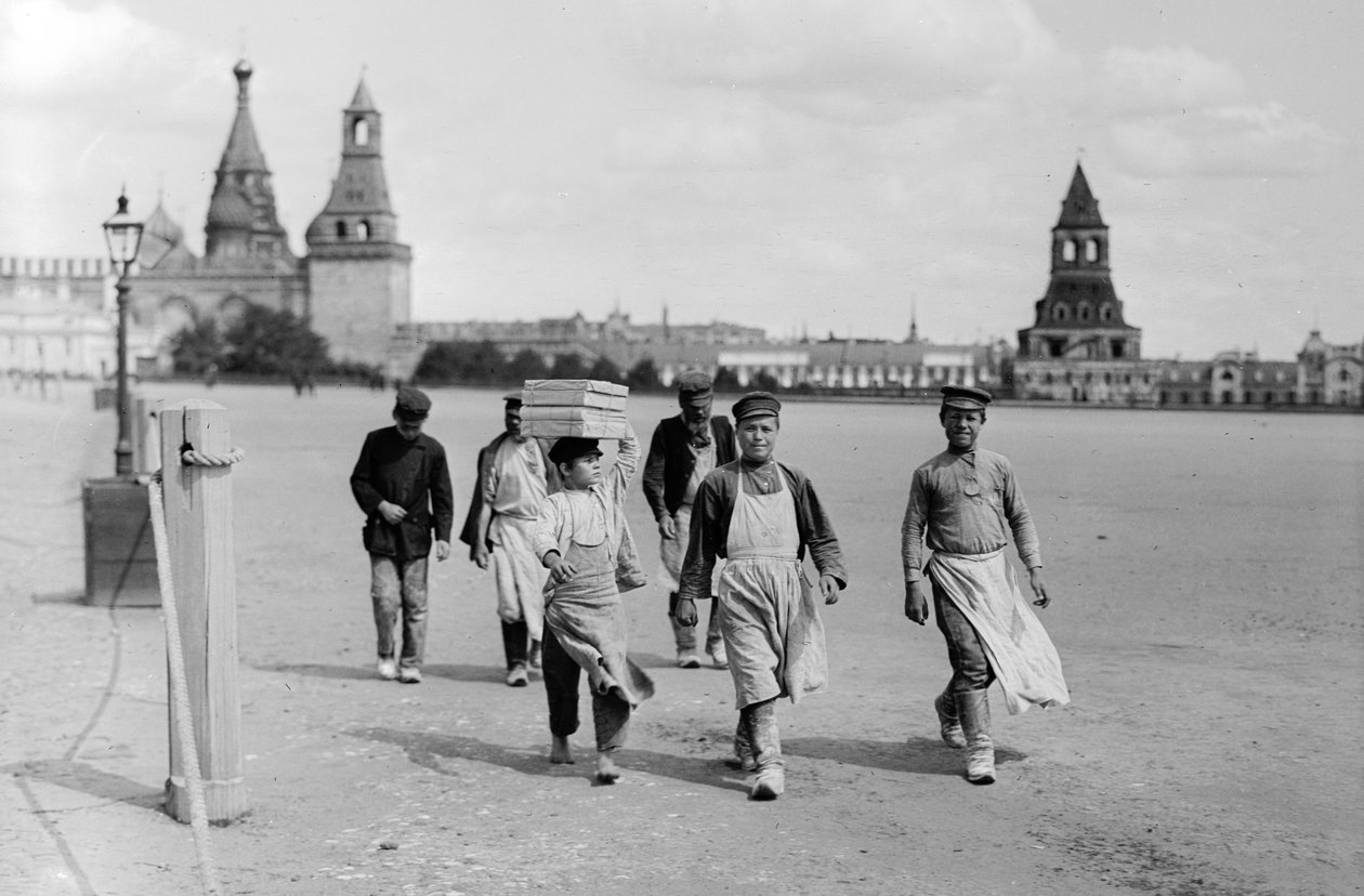 Operários moscovitas russos marcham para trabalhar nas ameias da fortaleza do Kremlin, em B... de Gilbert H. Grosvenor