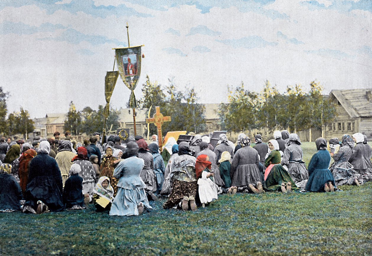 Uma procissão religiosa em uma vila, Rússia, c1890 de Gillot
