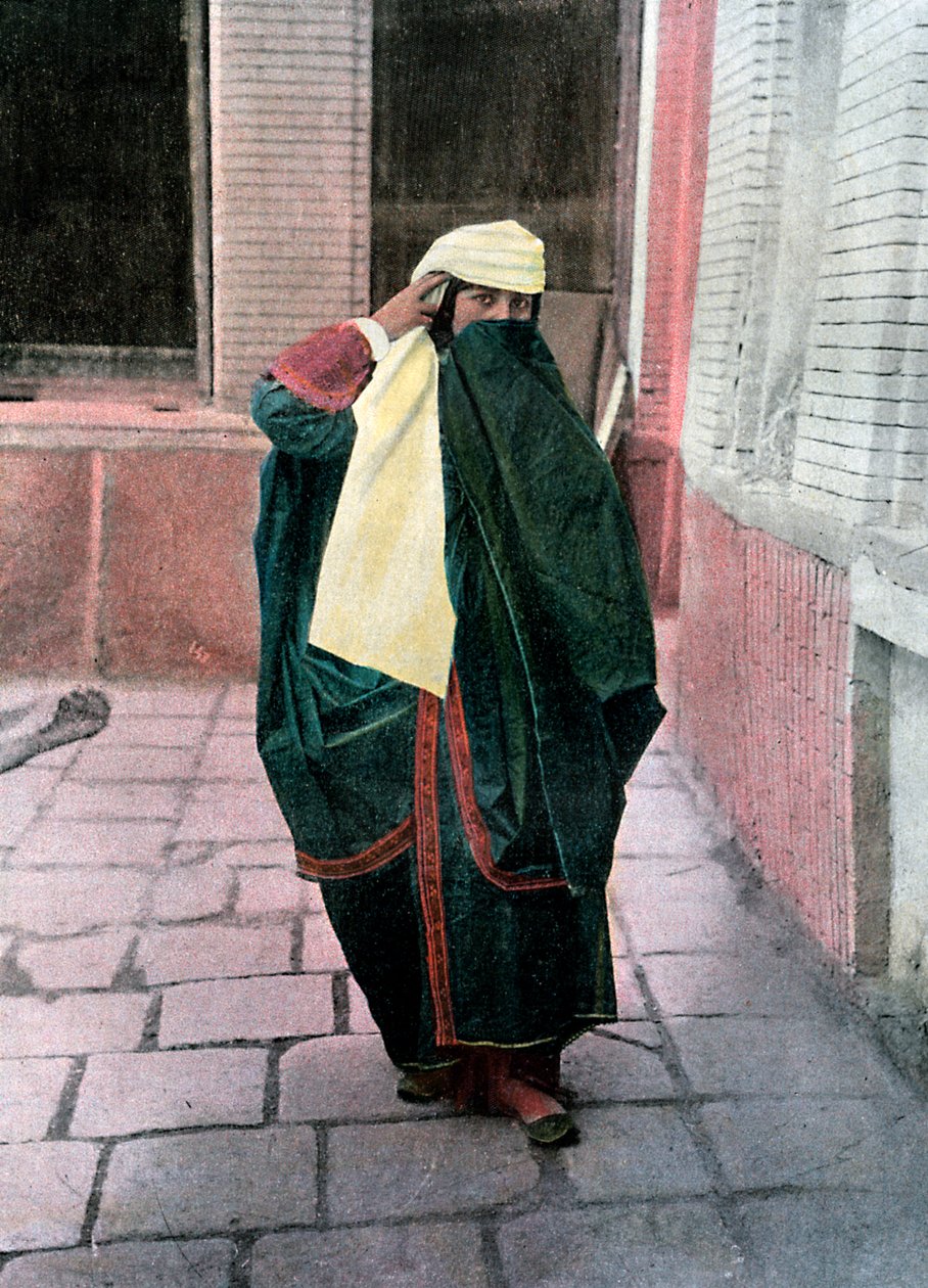 Mulher persa em traje tradicional, c1890. de Gillot