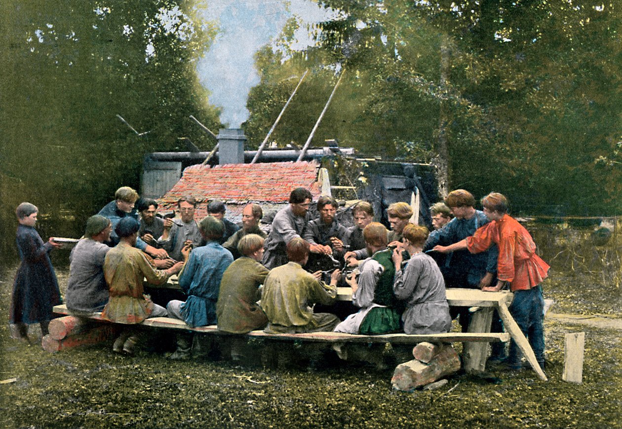 Cantina dos trabalhadores em uma vila, Rússia, c1890 de Gillot