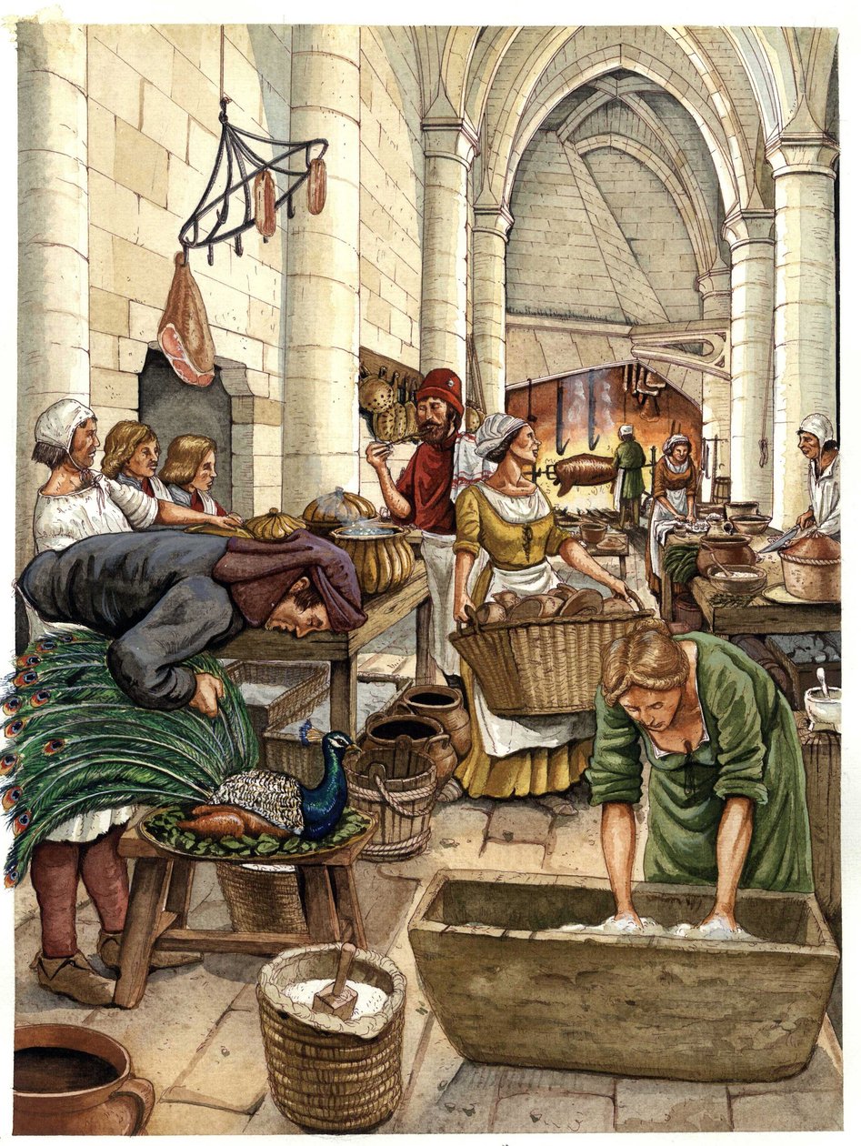 A vida quotidiana na Idade Média: preparar as refeições na cozinha de uma família de senhores num castelo do século XV, os muitos criados entram em ação, um deles apanha um pavão, penduram-se presuntos, assa-se um porco na lareira. de Giorgio Albertini