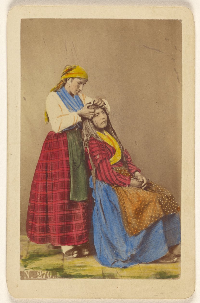 [Mulher mais velha penteia o cabelo de uma mulher mais nova]. de Giorgio Conrad