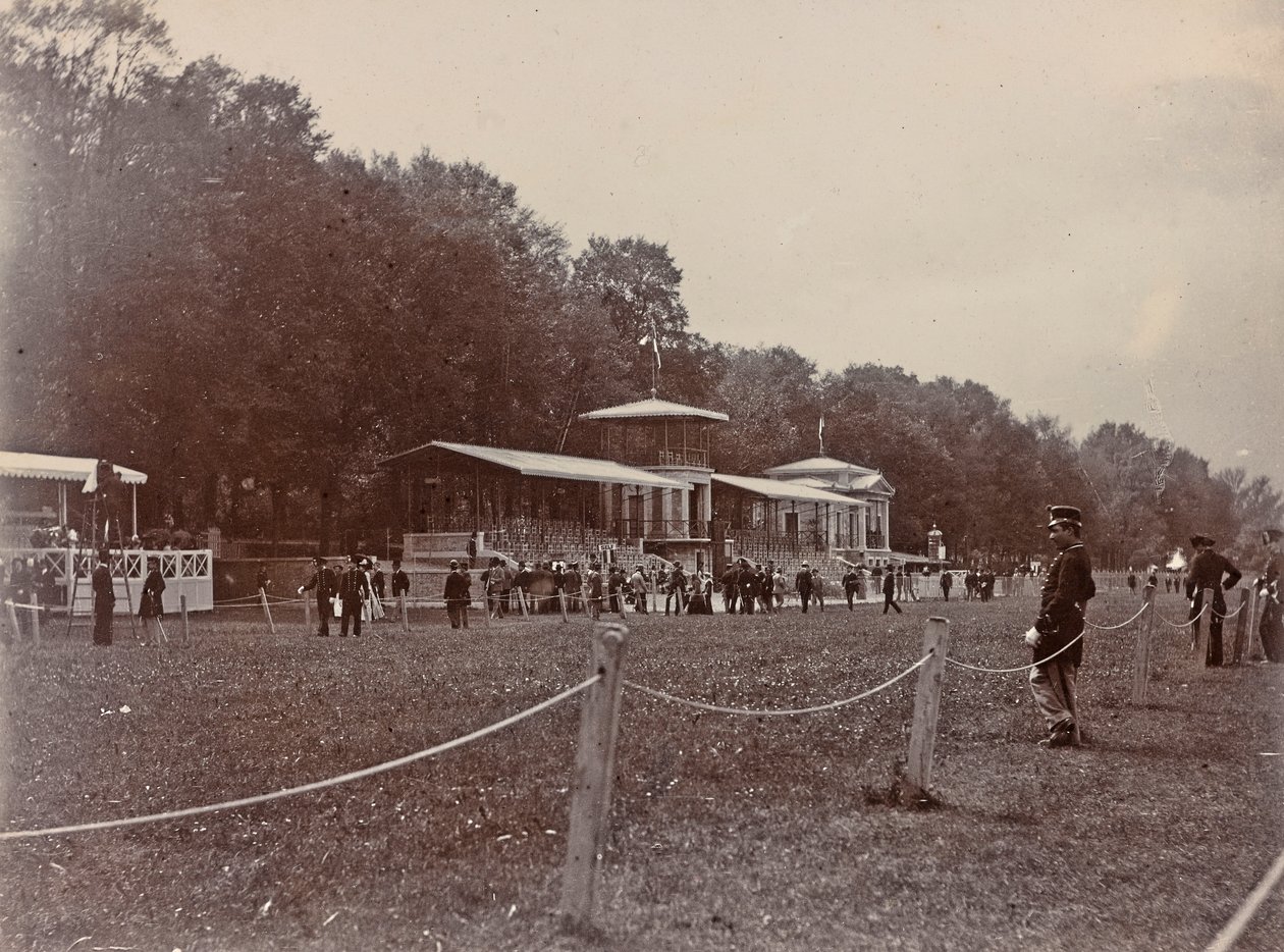 Polícia num hipódromo durante uma corrida de cavalos de Giorgio Enrico (attr.to) Levi