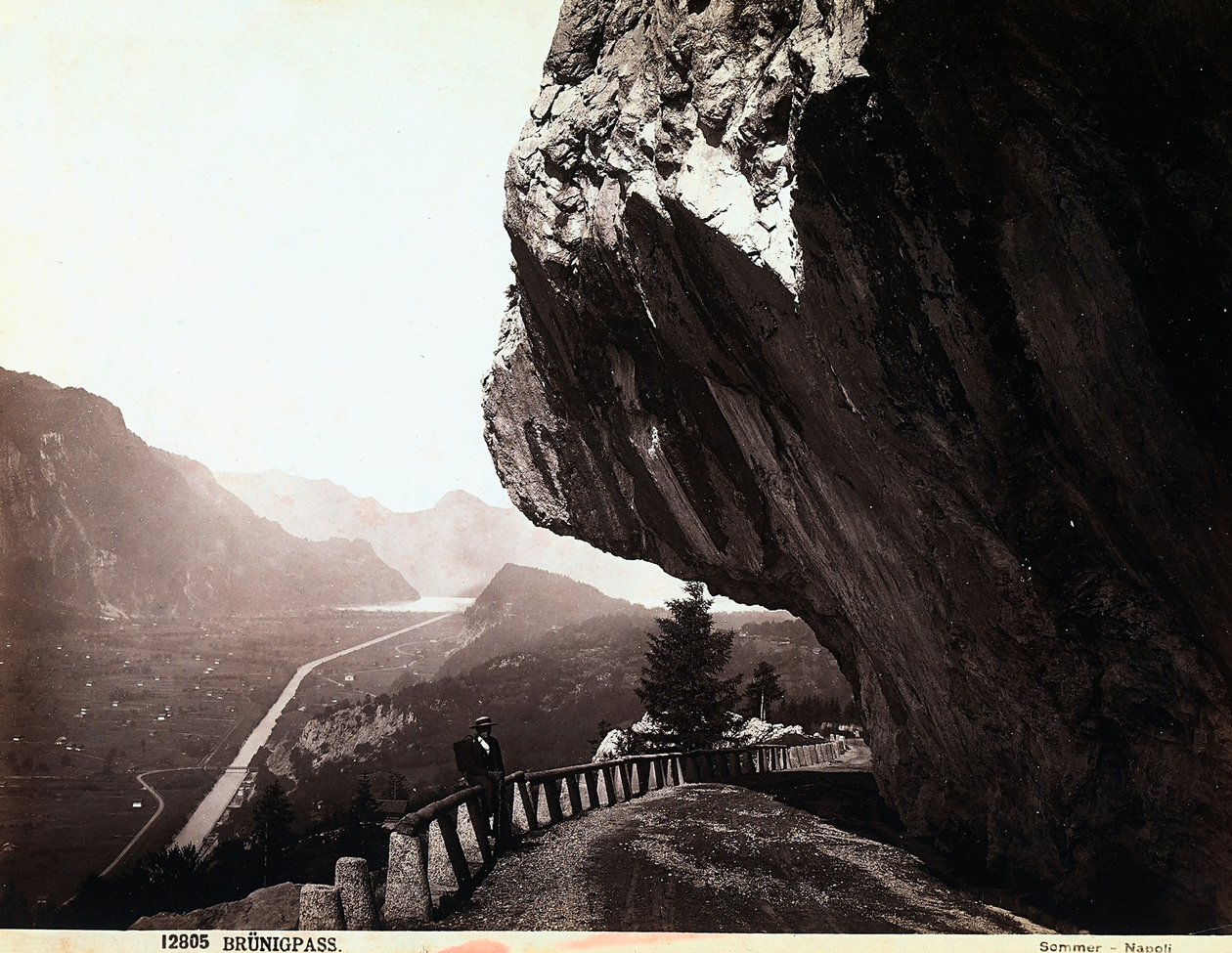 Uma estrada nas montanhas do Brünigpass, na Suíça de Giorgio Sommer
