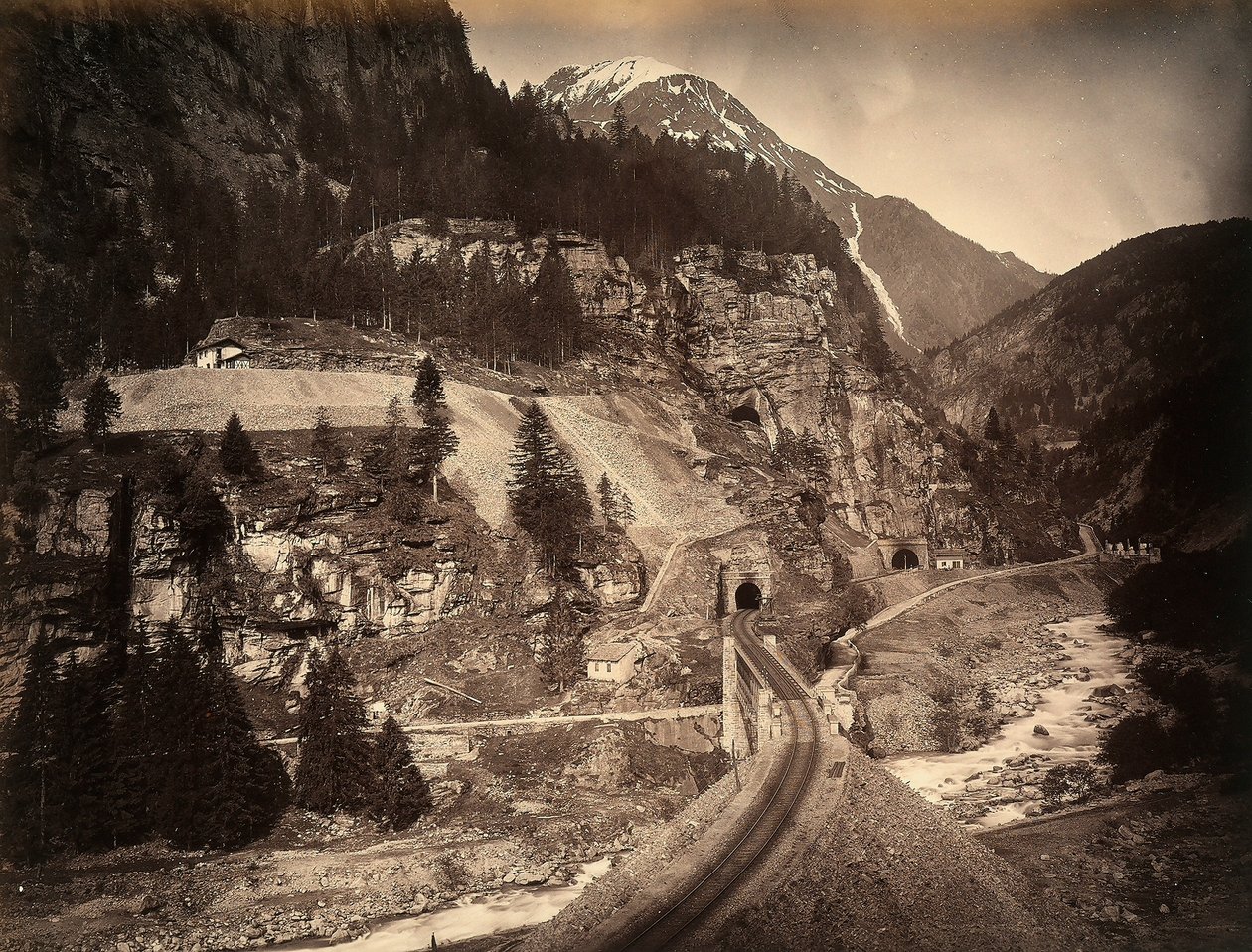 Um trecho da Estrada de Ferro San Gottardo em Faido de Giorgio Sommer