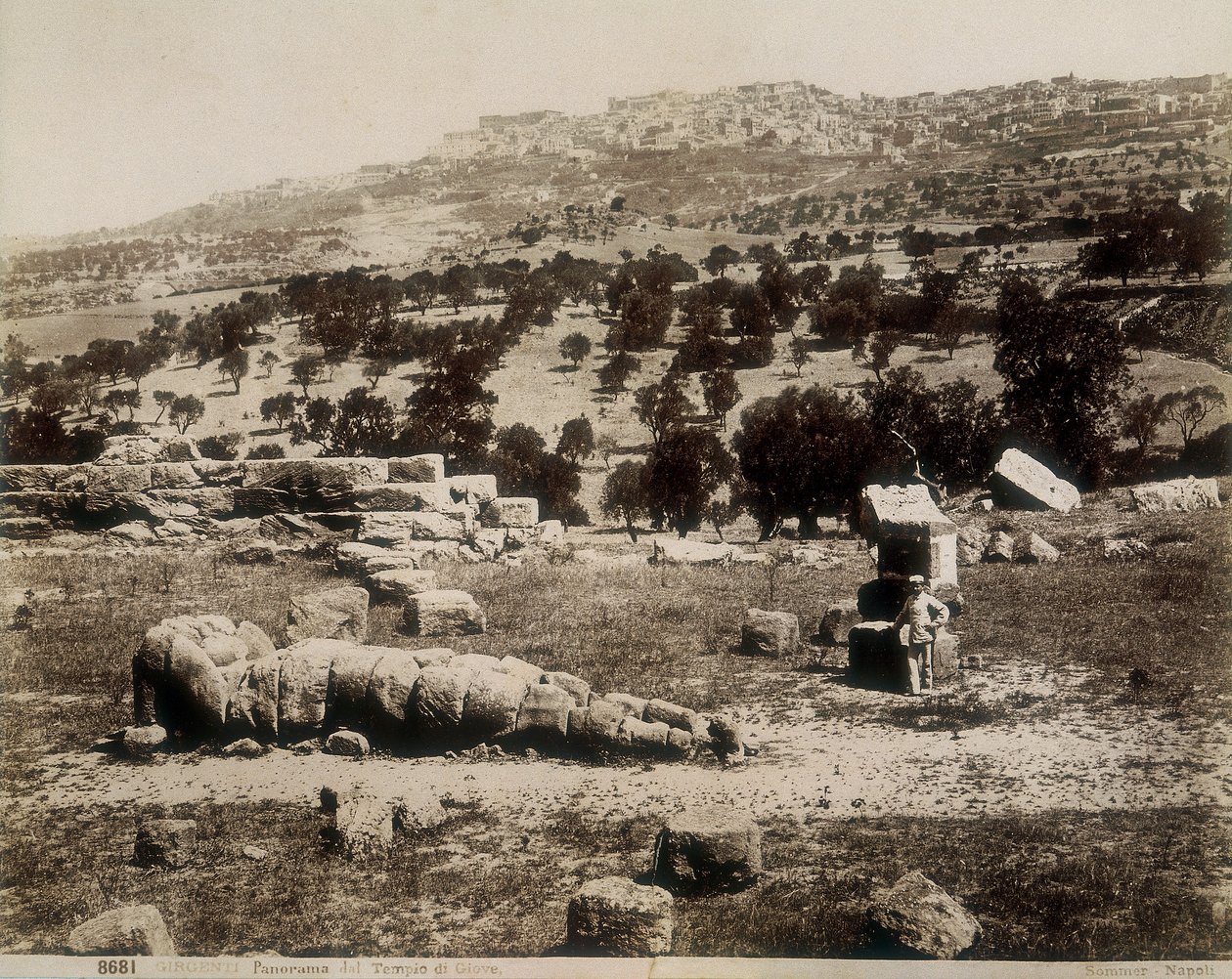 Agrigento: uma vista das ruínas do Templo de Júpiter de Giorgio Sommer