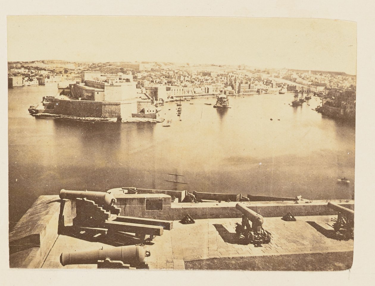 [Forte St. Angelo em Malta]. de Giorgio Sommer