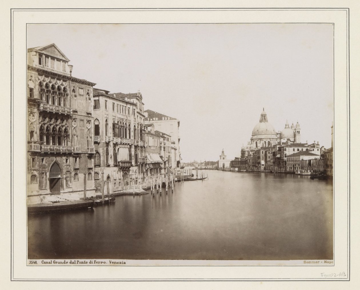 Vista do Grande Canal em Veneza com Santa Maria della Salute à direita de Giorgio Sommer