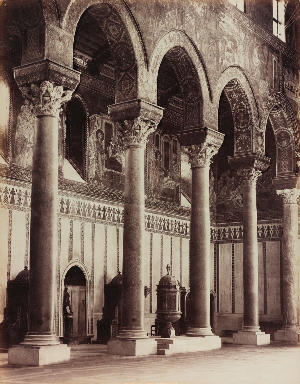 Vista interior da Catedral de Monreale, vista do corredor de Giorgio Sommer