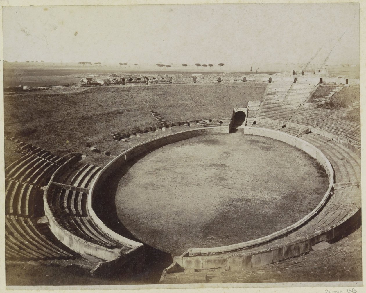 Interior do anfiteatro de Pompeia de Giorgio Sommer