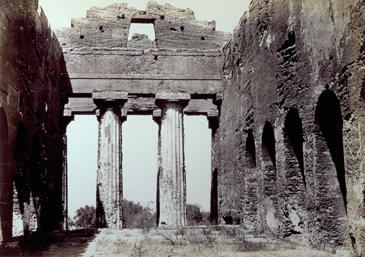 Interior do Templo da Concórdia, no Vale dos Templos, em Agrigento. Em primeiro plano, duas colunas dóricas; nas laterais, uma parede de perímetro arqueado. de Giorgio Sommer