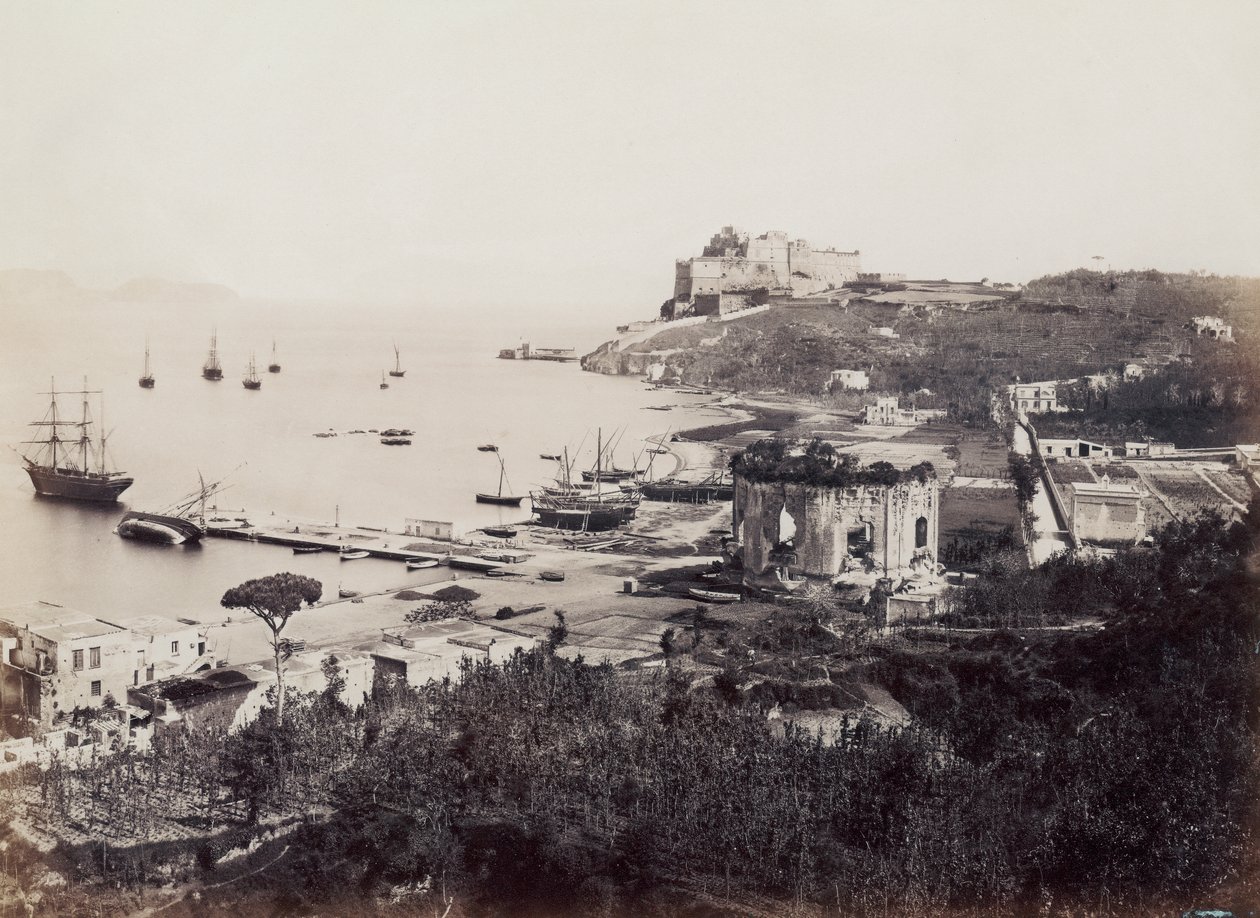 Panorama do pitoresco Golfo da Baia (Nápoles), pontilhado de veleiros. Em primeiro plano, em frente ao pequeno cais, encontra-se o Templo de Vénus. No fundo, empoleirado num promontório, está o Castelo do Vice-Rei do século XVI. de Giorgio Sommer