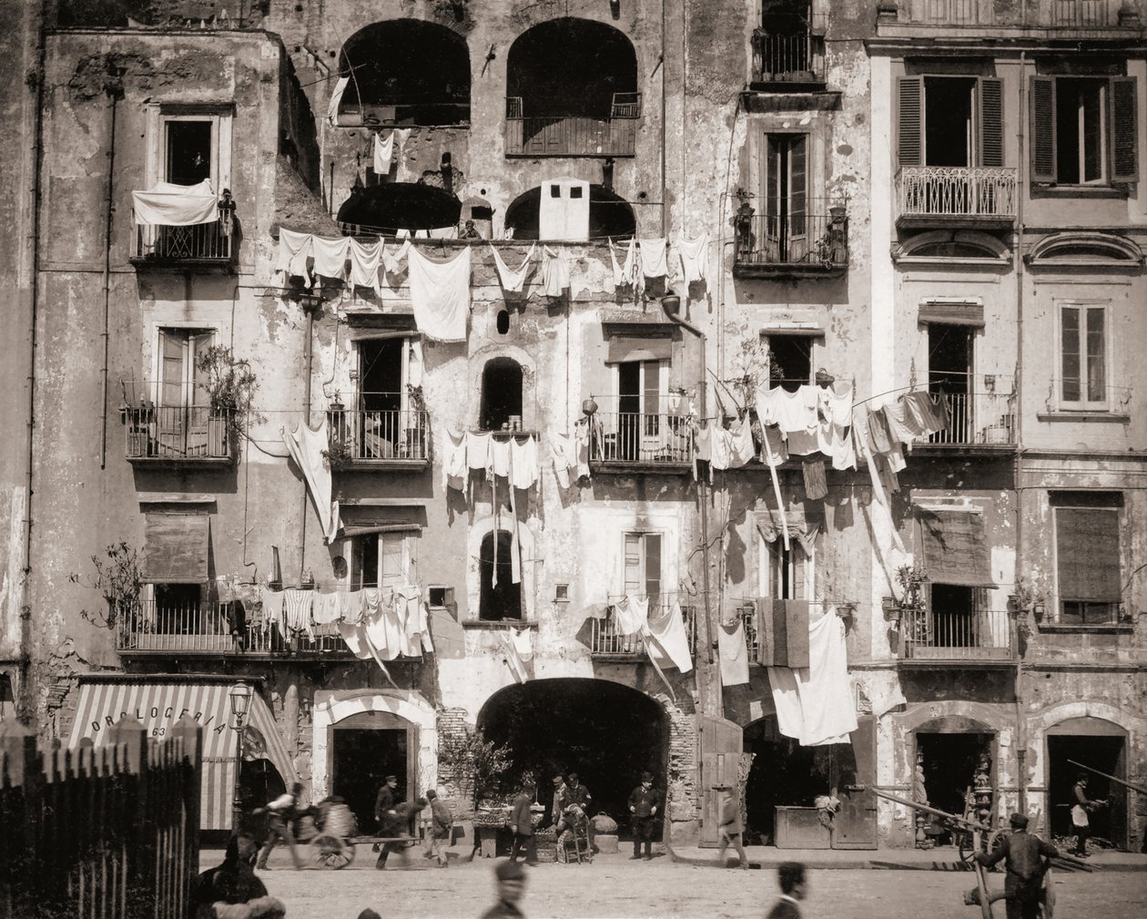 Cena de rua, Nápoles, Itália de Giorgio Sommer
