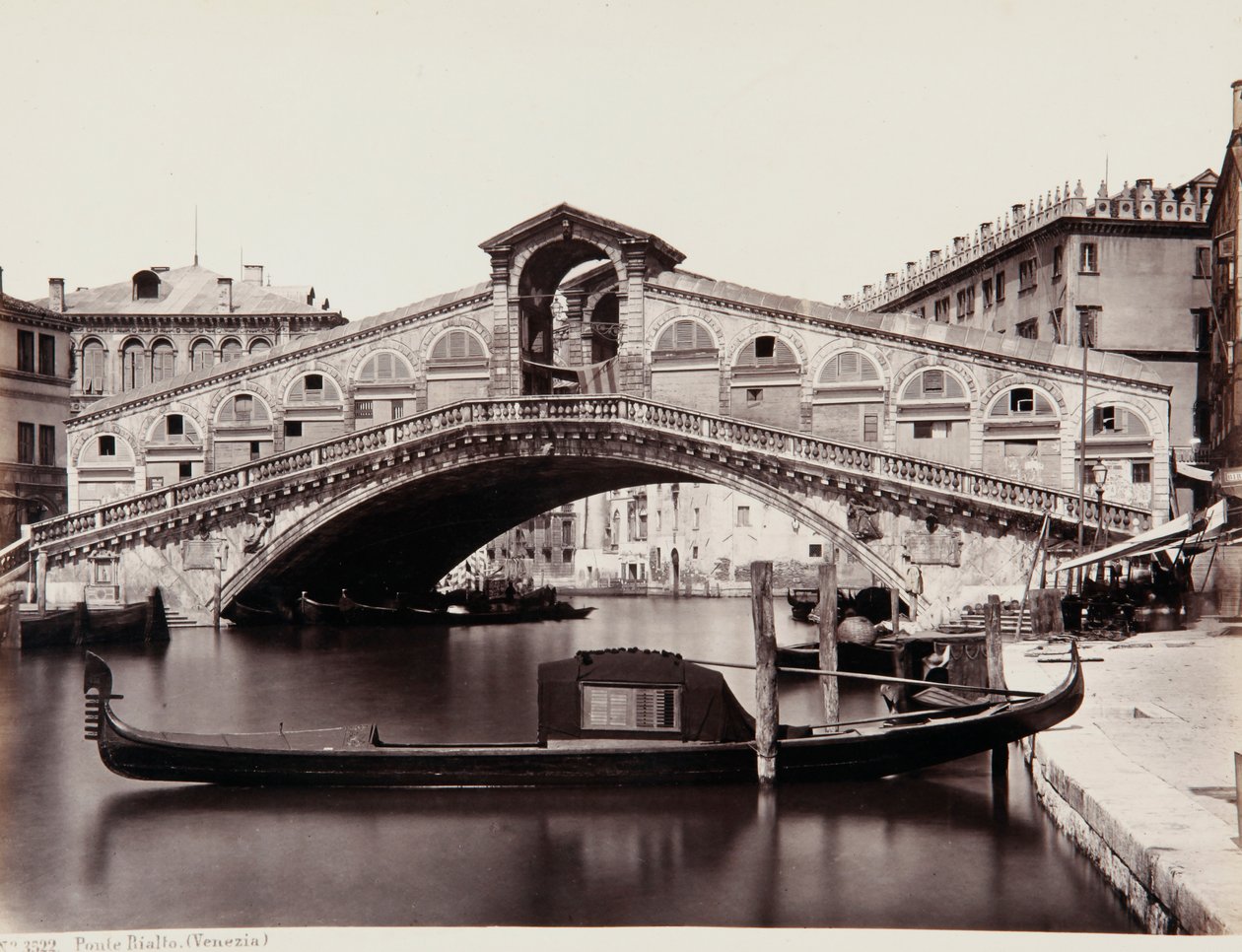 A Ponte Rialto em Veneza de Giorgio Sommer