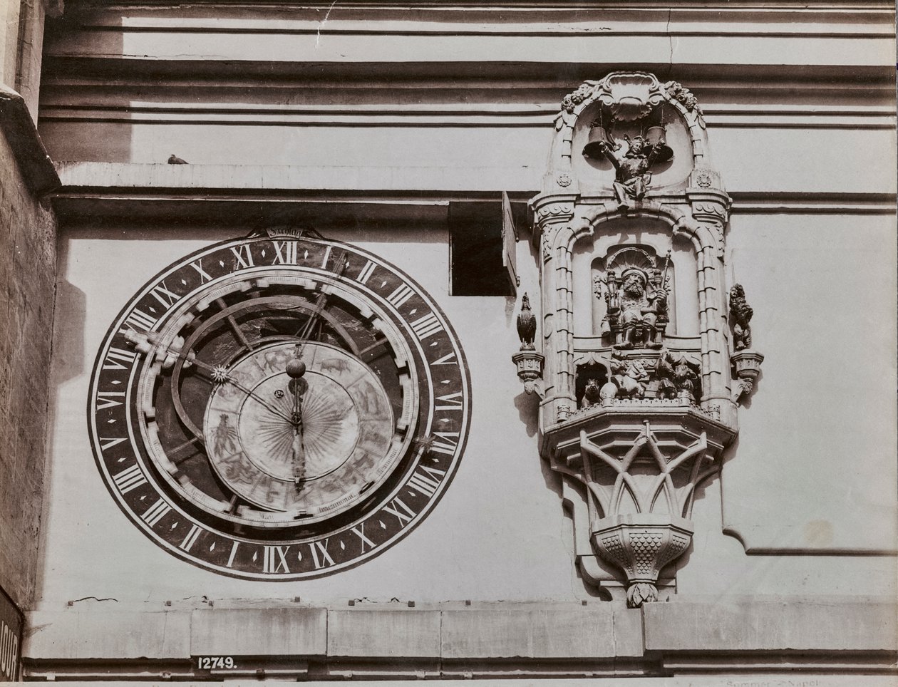 O quadrante da Torre do Relógio em Berna, por Kaspar Brunnen (1527-1530). Ao lado do relógio astronômico uma bancada que contém estatuetas que são ligadas pelo mecanismo do próprio relógio quatro minutos antes de bater a hora. de Giorgio Sommer