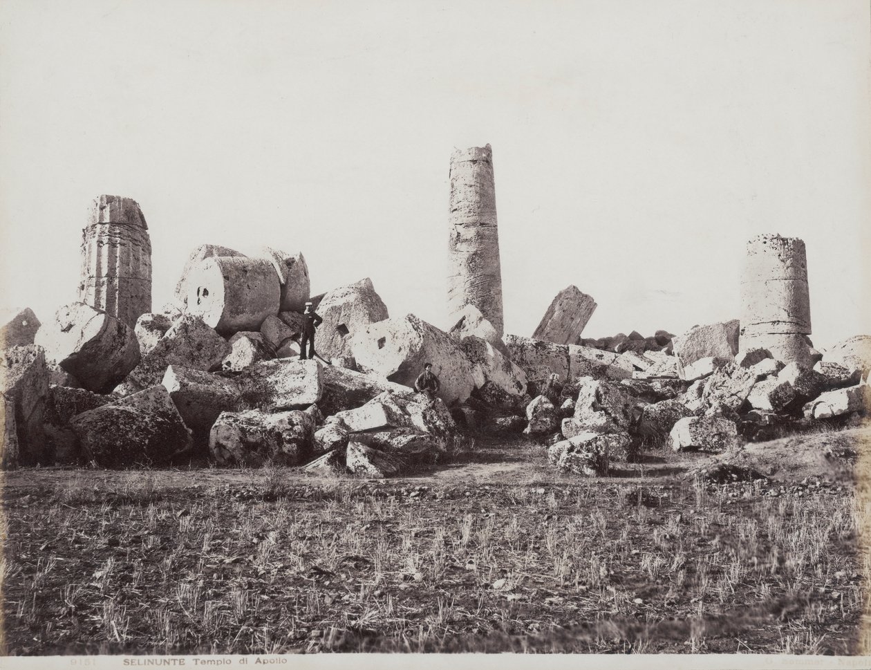 Os restos do Templo de Apollo em Selinunte. Duas figuras masculinas podem ser vistas nas colunas colapsadas de Giorgio Sommer