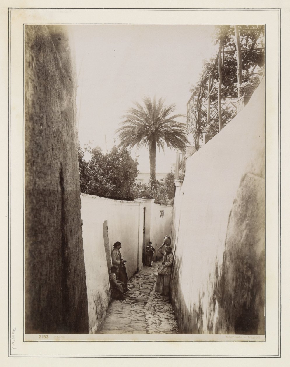 Mulheres e crianças numa viela em Capri de Giorgio Sommer