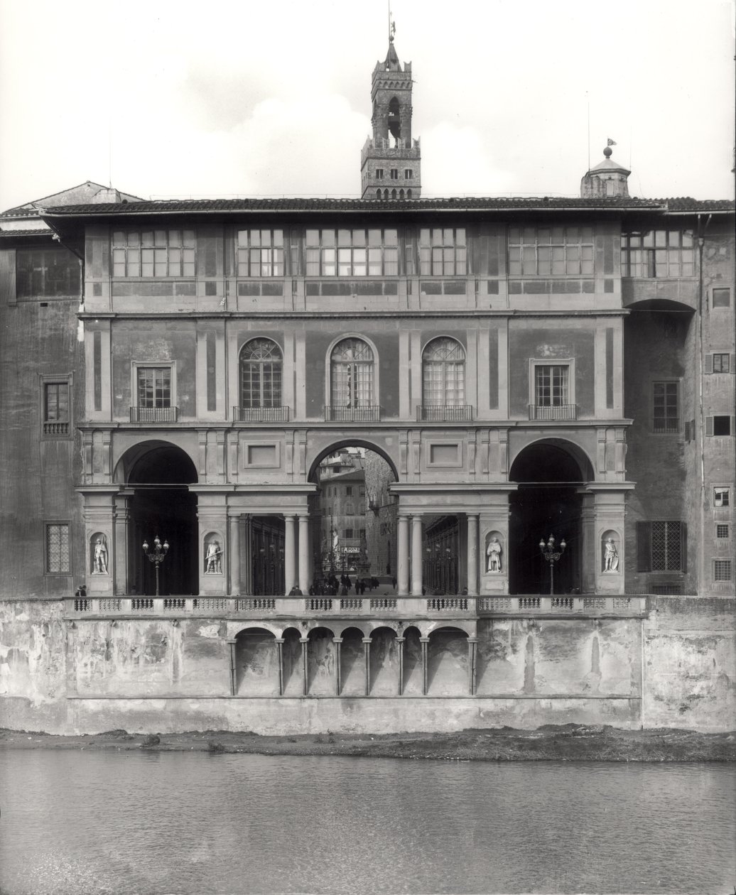 Fachada da Galeria Uffizi no Lungarno Torrigiani de Giorgio Vasari