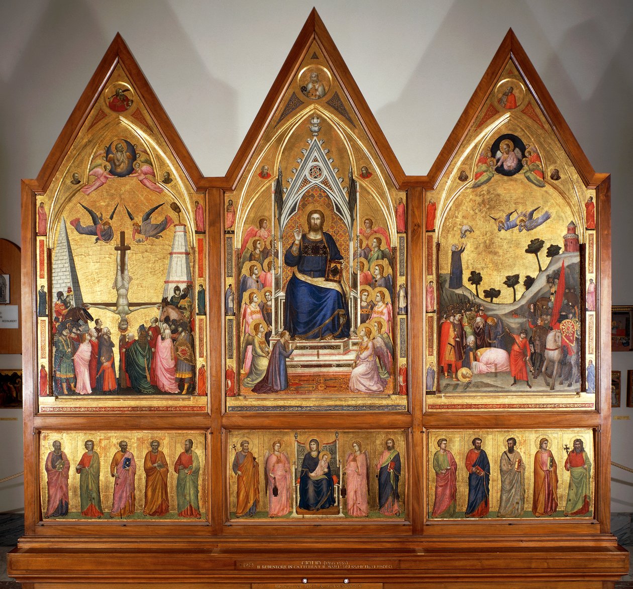 O tríptico Stefaneschi, frente, cerca de 1320, de Giotto (1267-1337), tempera no painel, painel central 178x89 cm de Giotto (c.1266 1337)