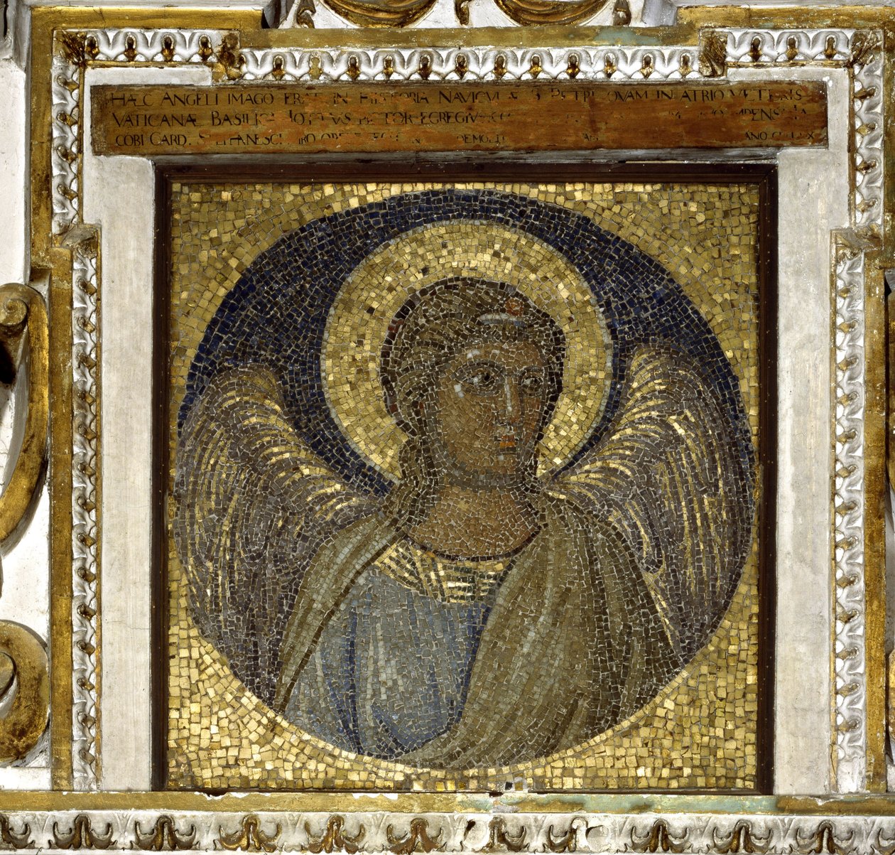 anjo. Fragmento da vagem. Mosaico com fundo dourado realizado por Giotto di Bondone (1267 - 1337) e arquitetura de Maderno de Giotto (c.1266 1337)