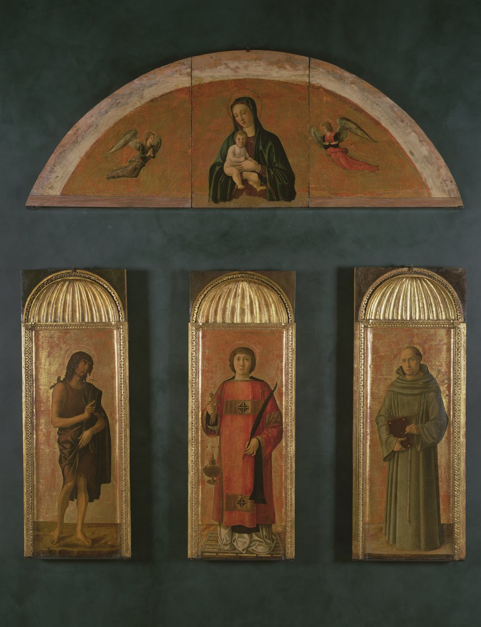 São Lourenço entre João Batista e Santo Antônio de Pádua, na luneta Madona e Criança com Anjos (têmpera e folha de ouro no painel) de Giovanni Bellini