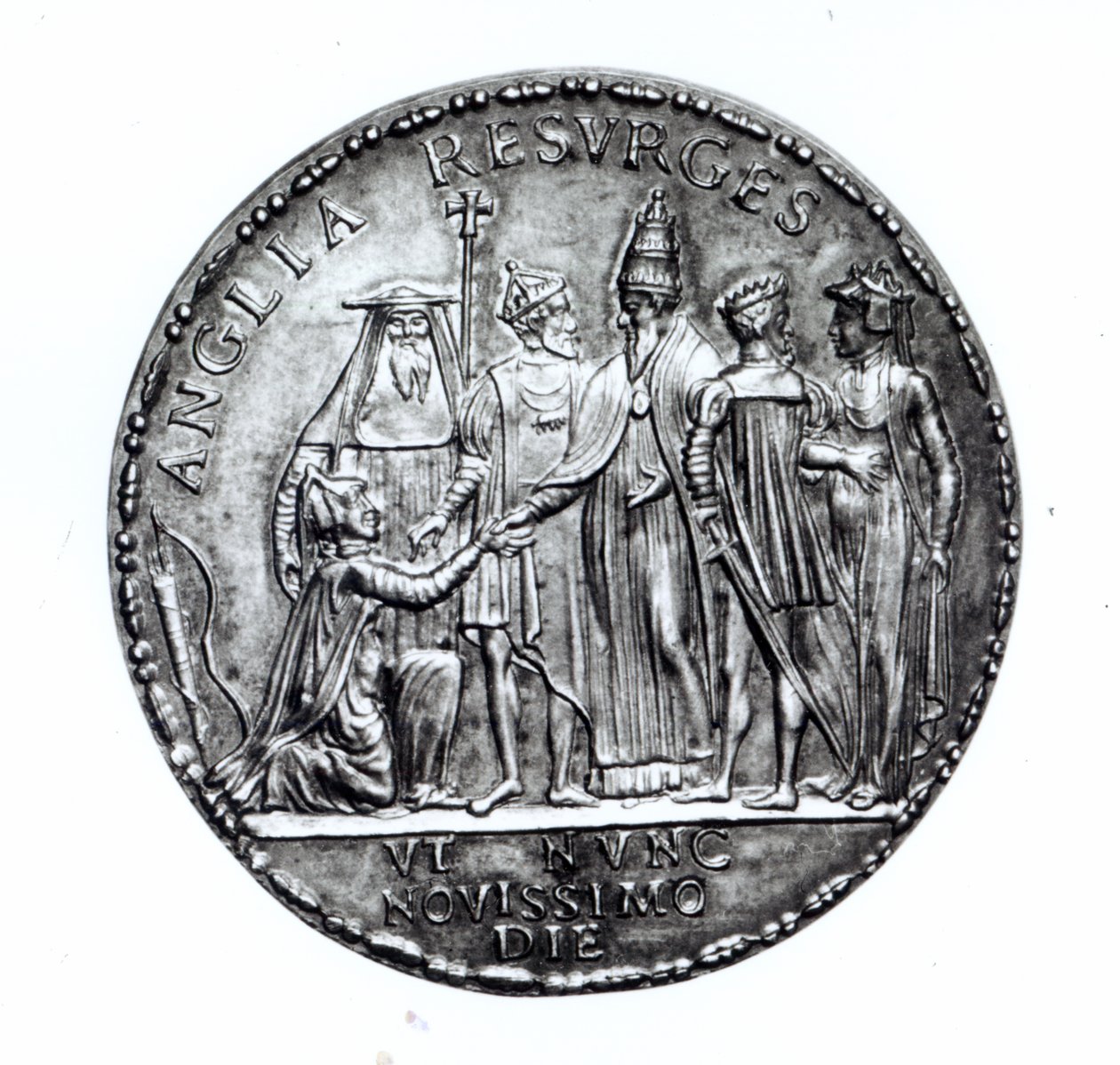 Medalha atingida pelo Papa Júlio III para comemorar a restauração da Inglaterra à Igreja Católica, 1554 (prata) de Giovanni da Cavino