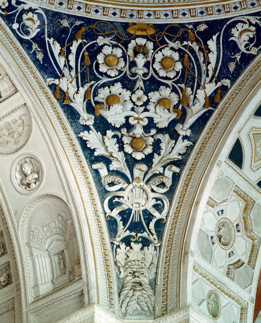 A loggia, detalhe de um spandrel no cofre decorado com relevos florais, 1520s (estuque) de Giovanni da Udine