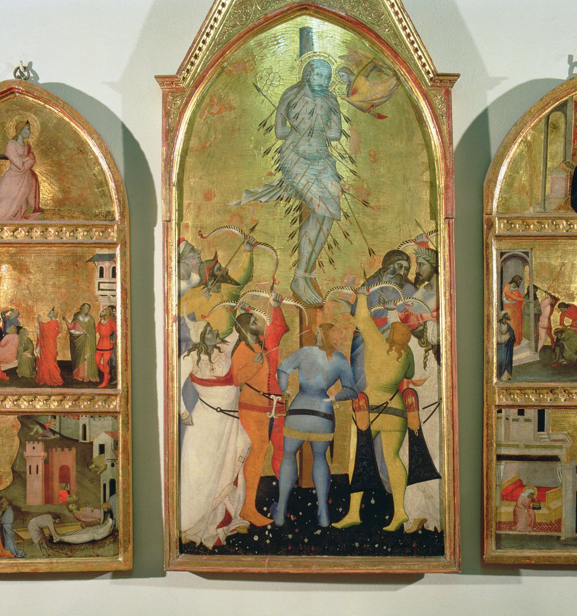 O Martírio de São Sebastião, detalhe do painel central mostrando o Santo sendo baleado com flechas temperadas em detalhes do painel de 94768 de Giovanni di Niccolo del Biondo