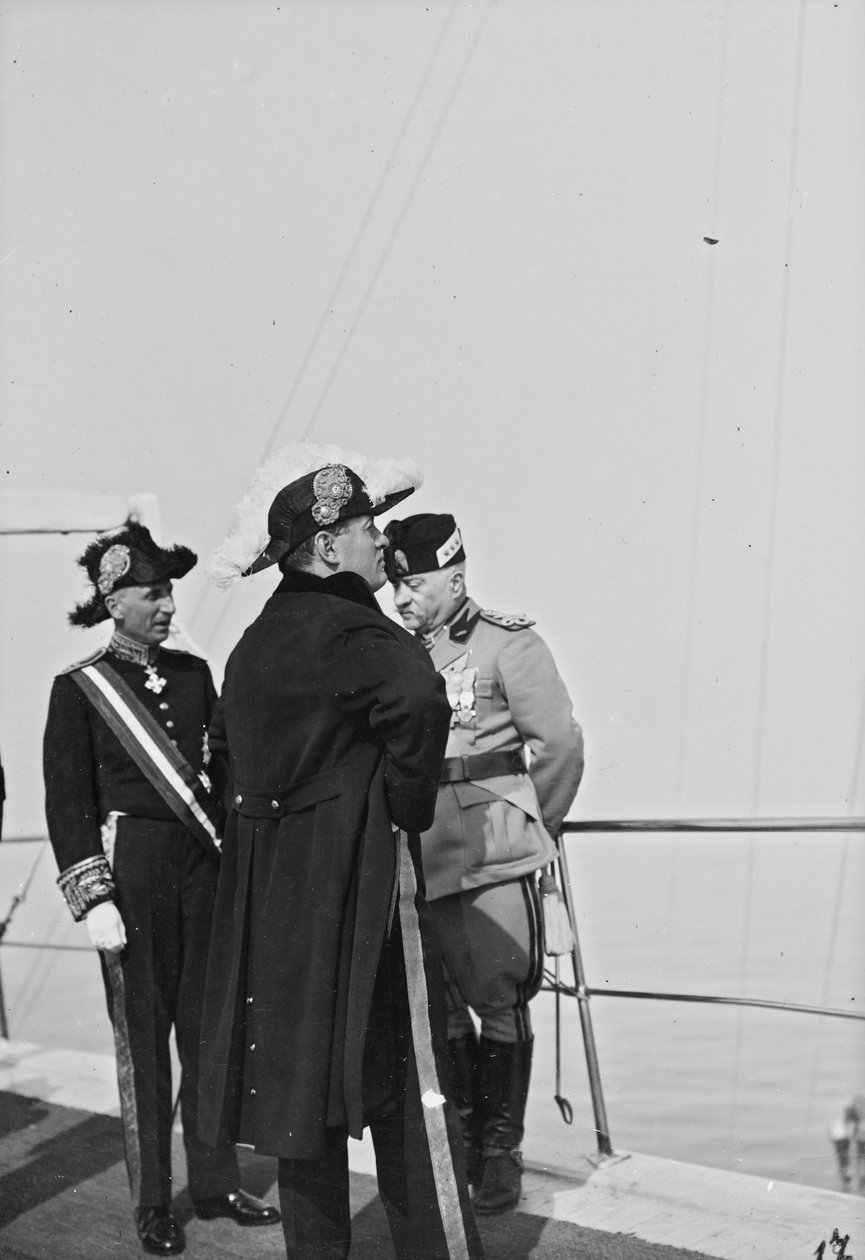 Álbum "Duce": Benito Mussolini de uniforme a bordo de um navio acompanhado por um oficial do Estado e pelo Príncipe Maurice Gonzaga Marquês de Vodice (foto a p/b) de Giovanni Agosto