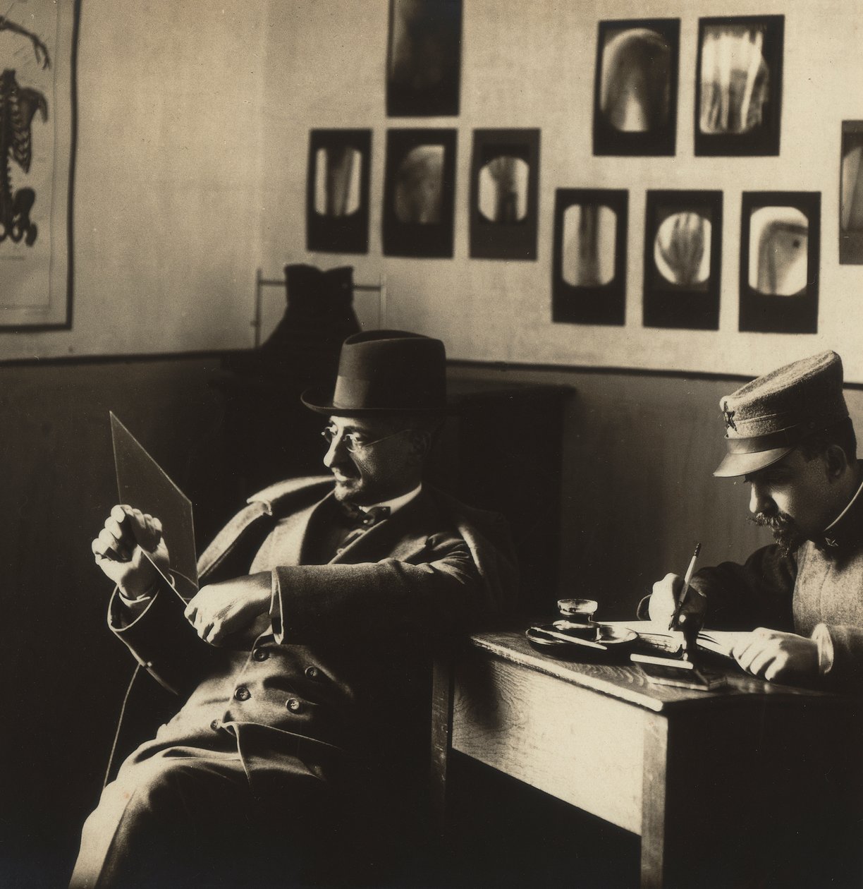 Alfredo Trombetta radiologista com um homem de uniforme militar, no departamento de radiologia do Hospital Militar de Campobasso. de Phillipe de Marlier