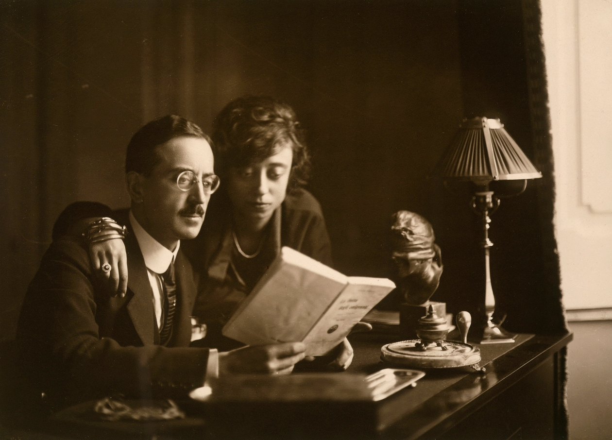Casados lendo um livro de Phillipe de Marlier