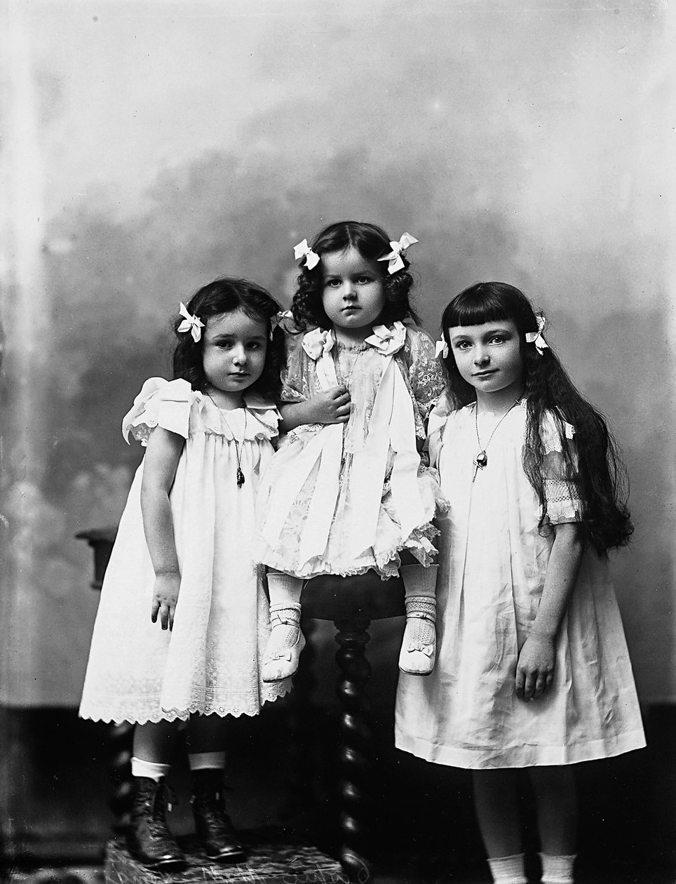 Retrato em estúdio de três crianças de Phillipe de Marlier